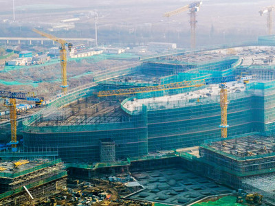 建筑工地升降機在建設工程施工中的關鍵作用與安全管理